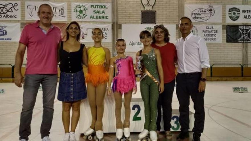 Patinadoras, técnicas y dirigentes del club con el edil de Deportes.