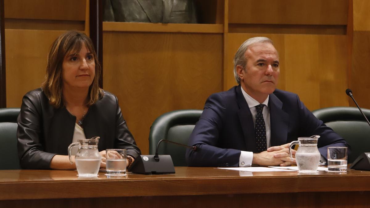 El alcalde de Zaragoza, Jorge Azcón, junto a la socialista Lola Ranera.