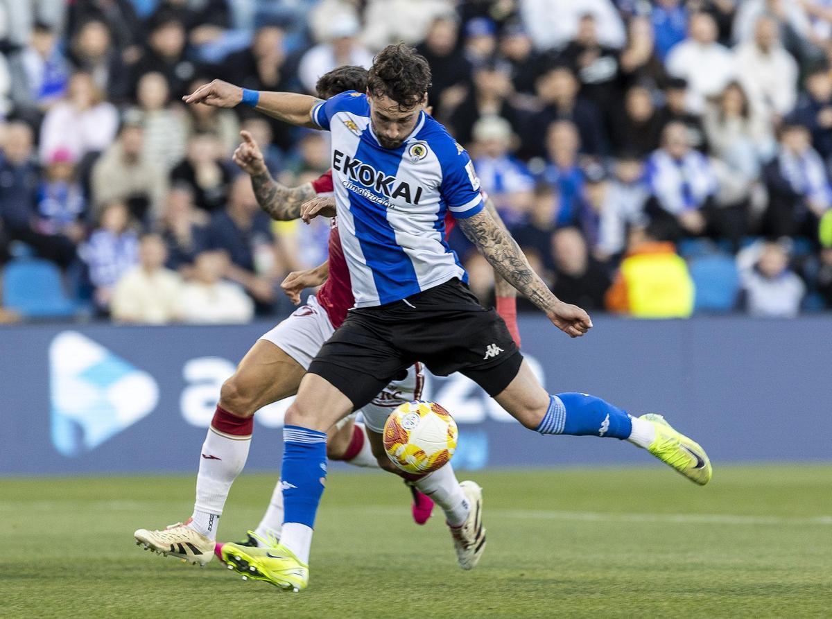 Samu Vázquez arma la pierna mientras protege el balón co el cuerpo durante la victoria frente al Murcia.