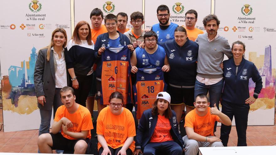 Foto de la presentación del estudio, con el concejal Marín, la autora del trabajo e integrantes del equipo EDI del Vila-real Bàsquet Club.