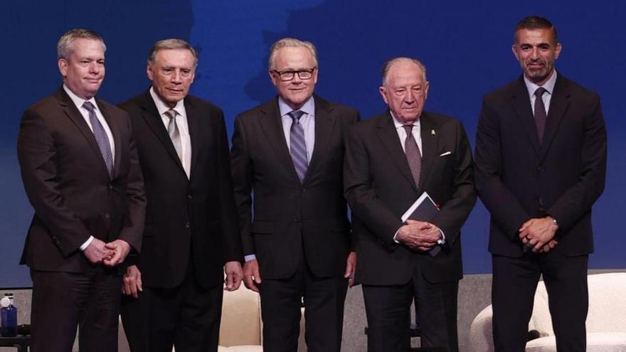 Por la izquierda, Bryan Ware, Jamil Mahuad; el moderador, DC Page, Félix San Roldán y George Piro, ayer, antes de la charla que protagonizaron en el teatro Campoamor. | LUISMA MURIAS