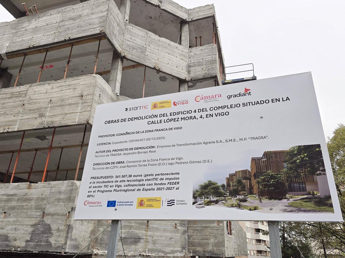 Cartel con detalles de la actuación previa de demolición.