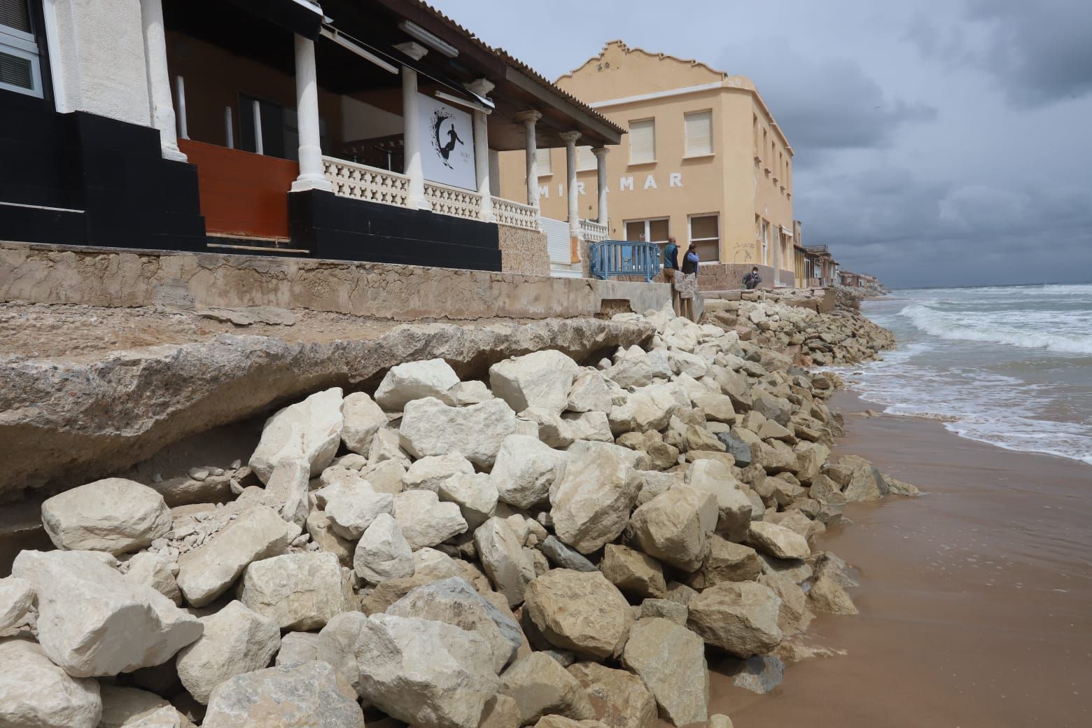 Guardamar denuncia ante Costas las obras sin autorización de vecinos de la playa Babilonia