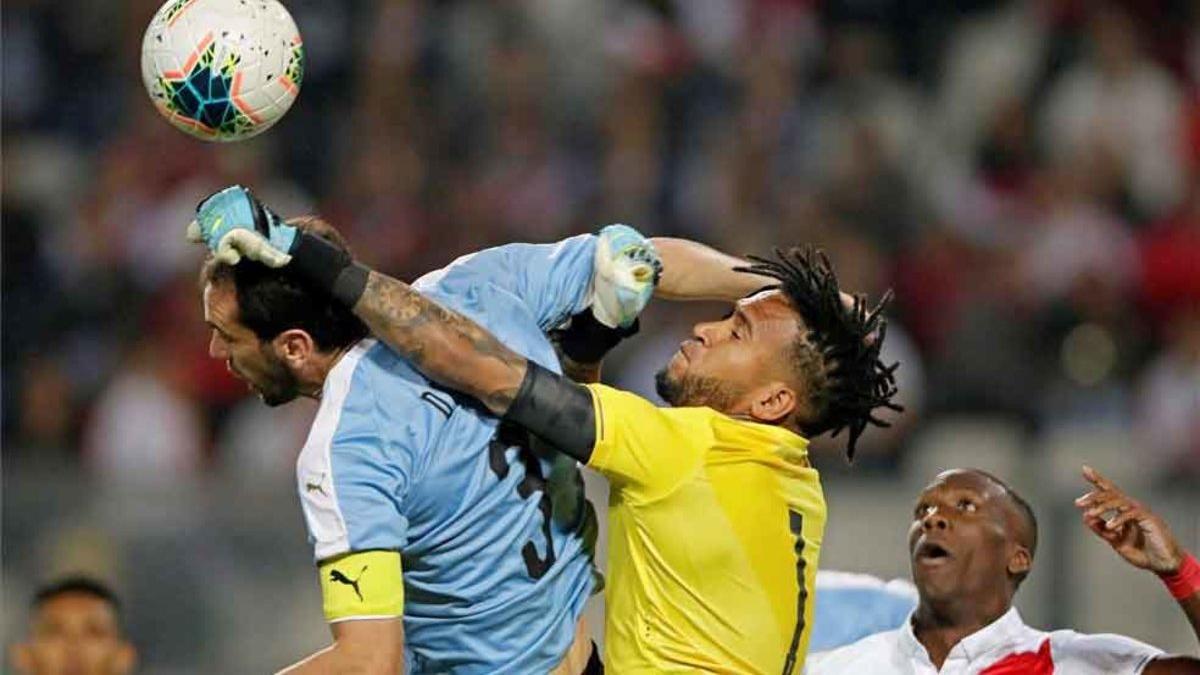 Godín intenta rematar un balón aéreo