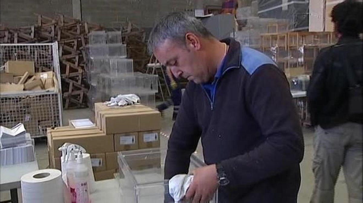 El ’DOGC’ ha publicat aquest dimarts l’anunci de la licitació per comprar les 8.000 urnes.