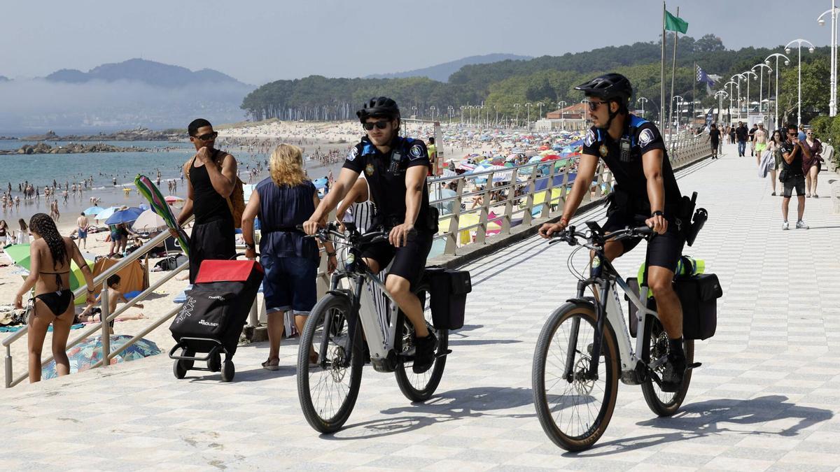 Agentes de la Policía Local de Vigo patrullando por la playa de Samil en junio de 2026.