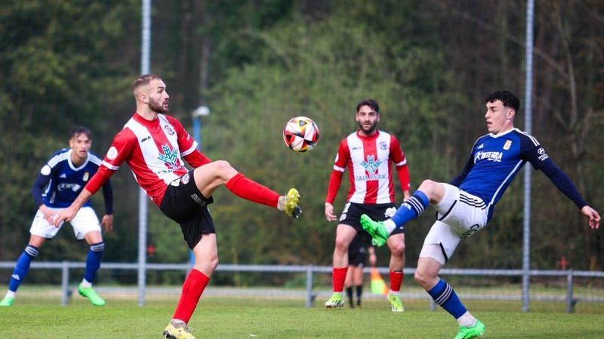 Una jugada del último Vetusta-Zamora jugado en 2014