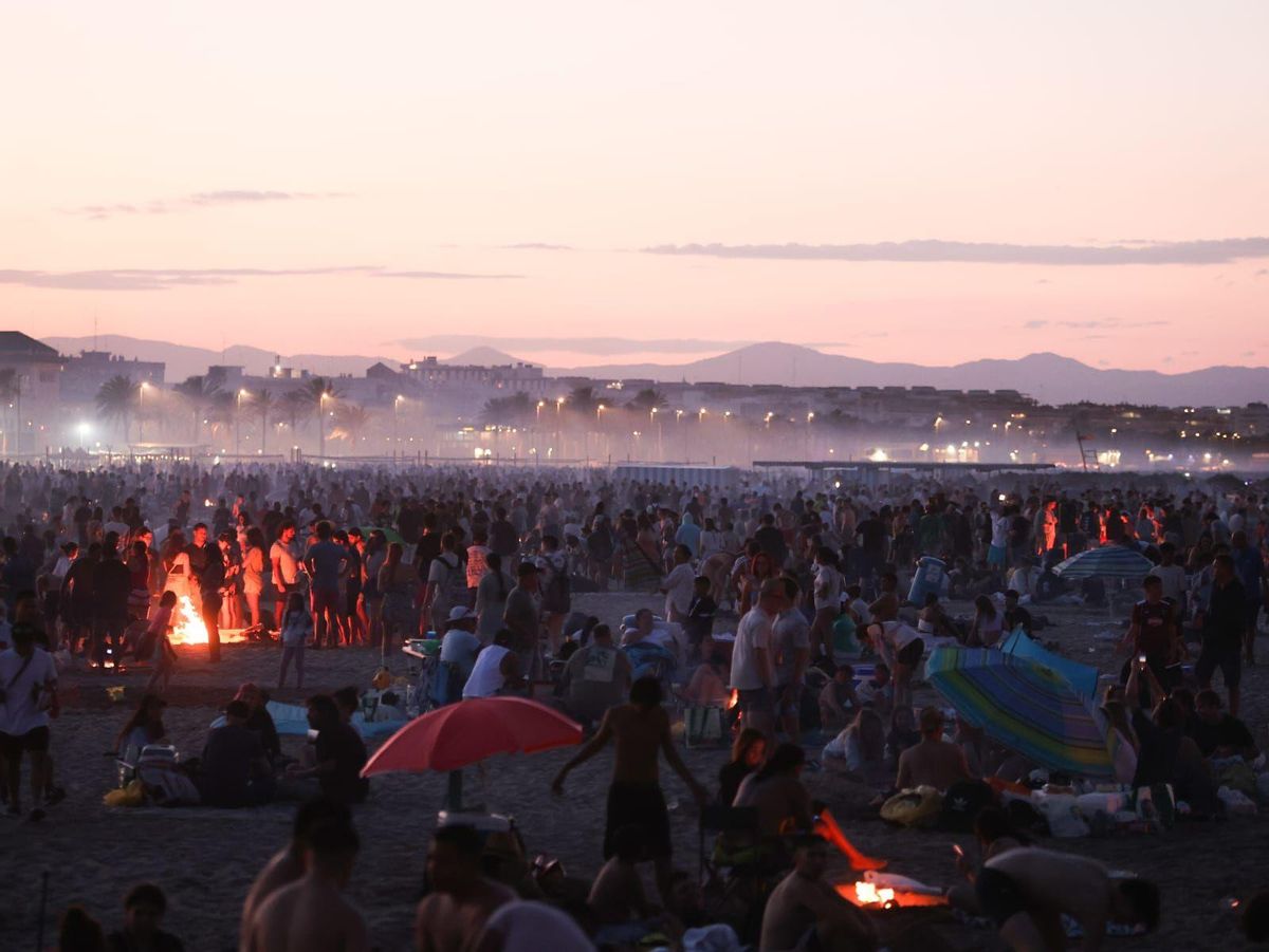 Grupos de jóvenes festejan la Noche de San Juan en una playa de Valencia, distinta a la de la agresión sexual.