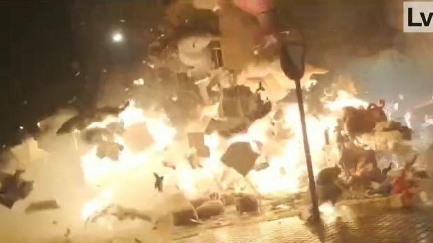 VÍDEO: Una falla de Xàtiva explota durante la Cremà