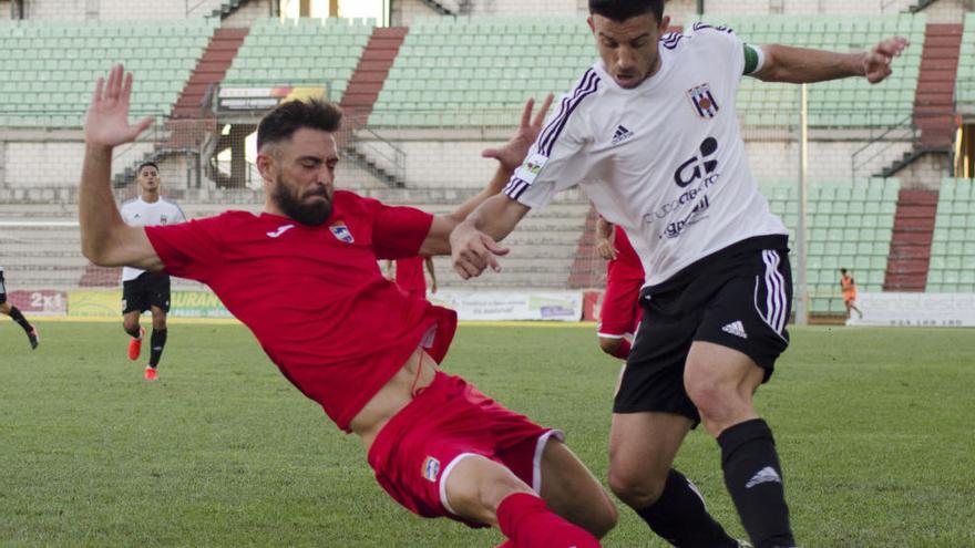 El lorquinista Molo defiende a Hugo Díaz, autor de los dos goles del Mérida, en el choque de ayer en el estadio Romano .