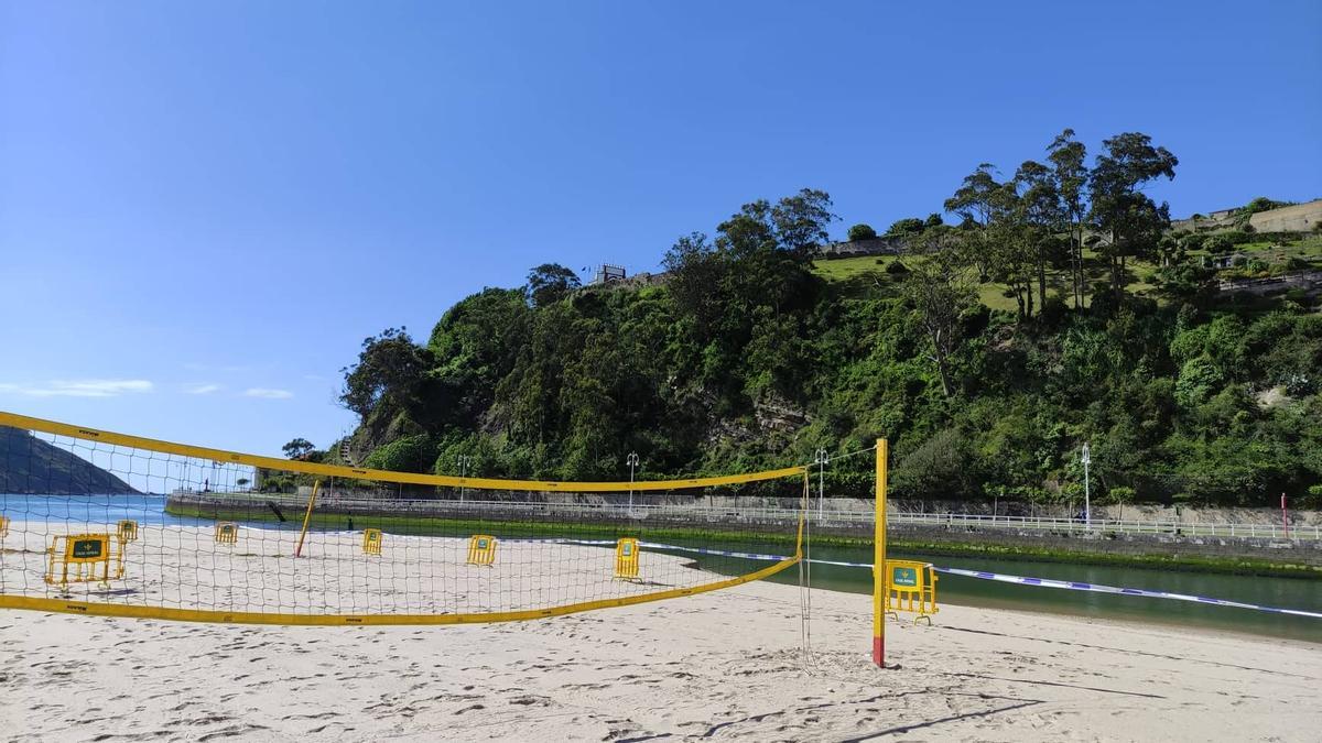 La playa, con su instalación para la competición de voley playa.