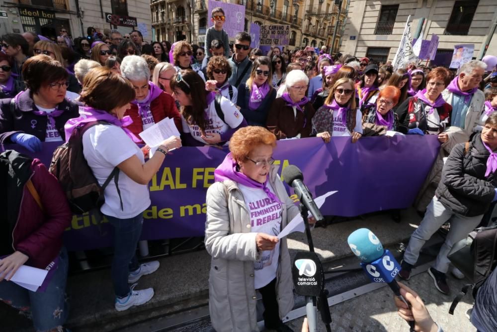 En Alcoy se han repartido 500 pañoletas moradas y se ha leído el mismo manifiesto que en el resto de municipios.