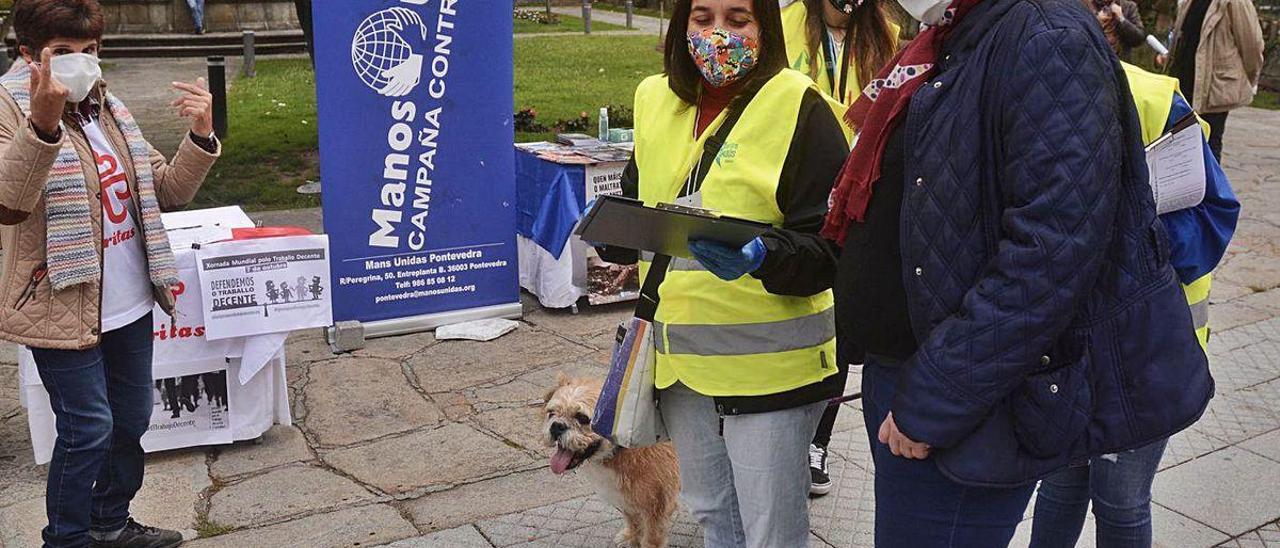 Jornada divulgativa sobre la pobreza que realizaron ayer tres entidades benéficas.