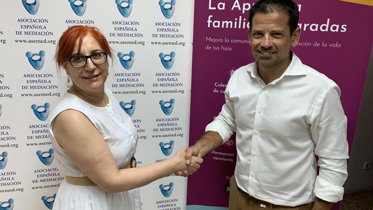 Firman del acuerdo entre el Parque Científico de la UMH de Elche y la Asociación de Familias Separadas