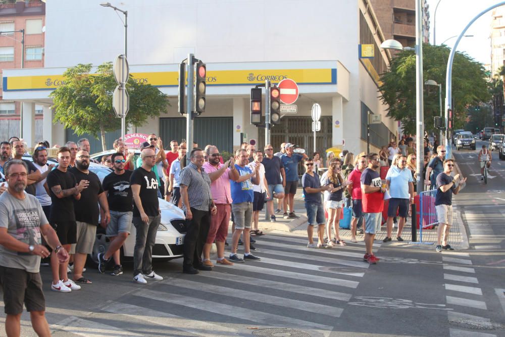 Taxistas de Alicante y Elche colapsan las principales calles de la capital