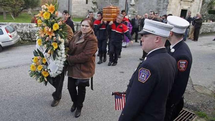 Bomberos de Vigo portan el féretro de Esteban Rial ante los compañeros neoyorquinos que asistieron  a los actos en su honor y que interpretaron una marcha con gaitas irlandesas.  // Jorge Santomé