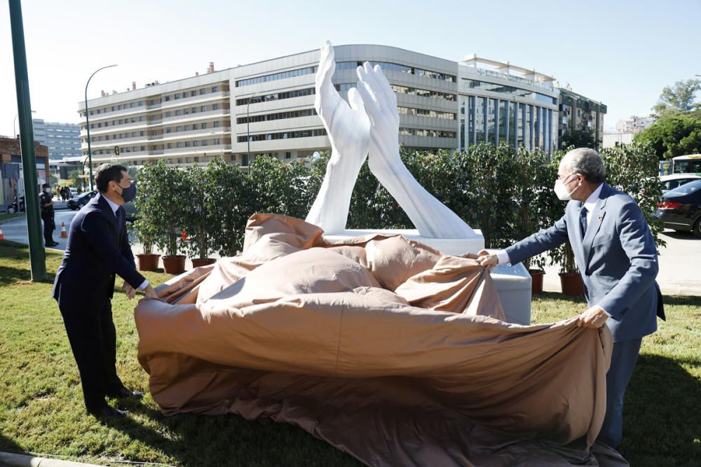 Inauguración de la escultura de homenaje a los sanitarios en Málaga