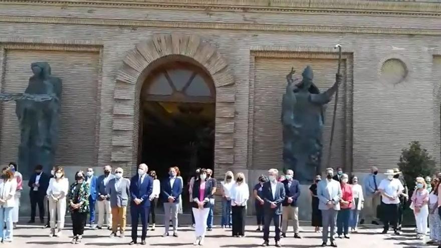 Minuto de silencio en el Ayuntamiento de Zaragoza contra la violencia vicaria