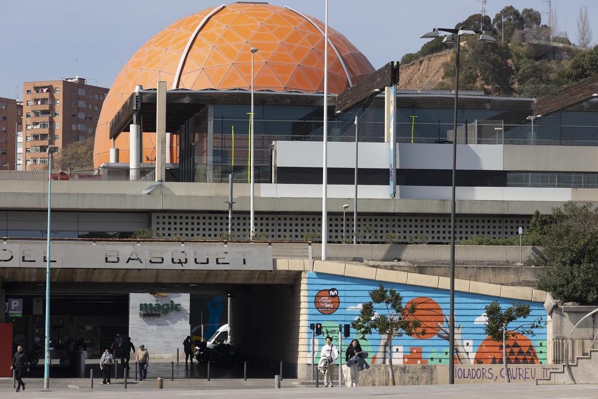 El Màgic Badalona y el parque del Turó d'en Caritg en segundo plano