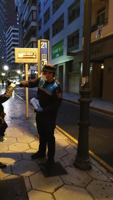 Reparto de mascarillas en Alicante