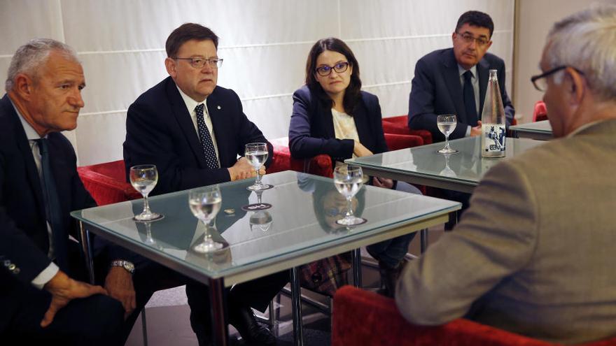 Puig, Oltra y Morera, durante una visita, con copas de agua frente a ellos.