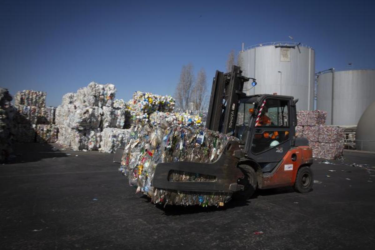 Catalunya s’estanca en la gestió de residus: més del 50% no es recicla