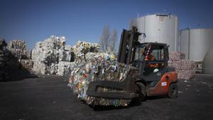 Catalunya s’estanca en la gestió de residus: més del 50% no es recicla