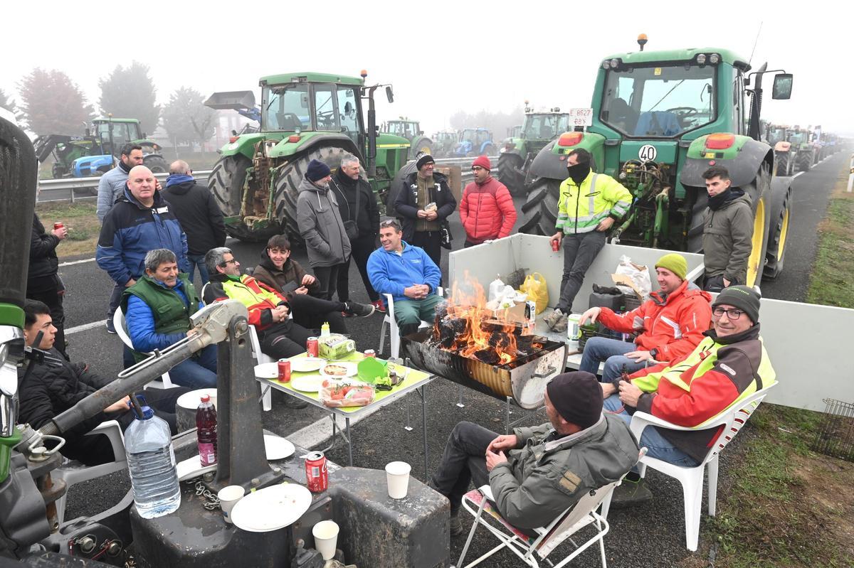 Agricultores catalanes protestan en Fondarella, en el Pla dUrgell (Lleida)