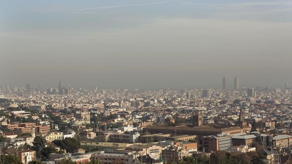Efectos de la contaminación atmosférica en el cielo de Barcelona, el pasado diciembre.