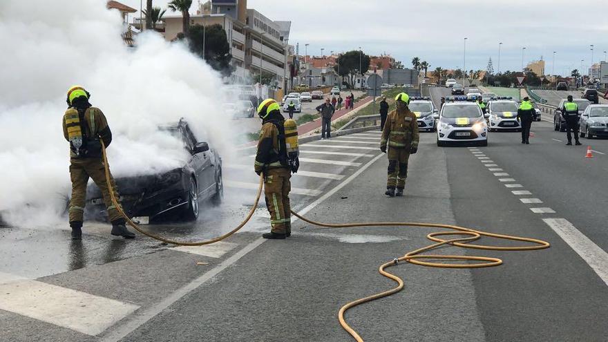 Bomberos en el lugar en el que se incendió el vehículo.