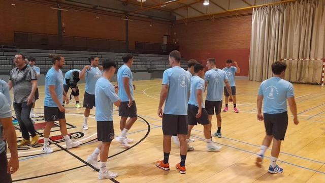 Dos momentos de la primera sesión del entrenamiento del Balonmano Zamora, en el pabellón Manuel Camba. | M. L. S.