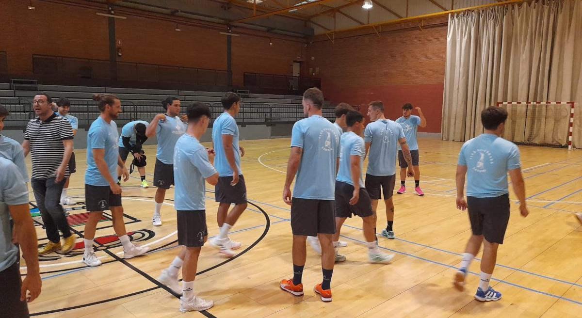 Dos momentos de la primera sesión del entrenamiento del Balonmano Zamora, en el pabellón Manuel Camba. | M. L. S.