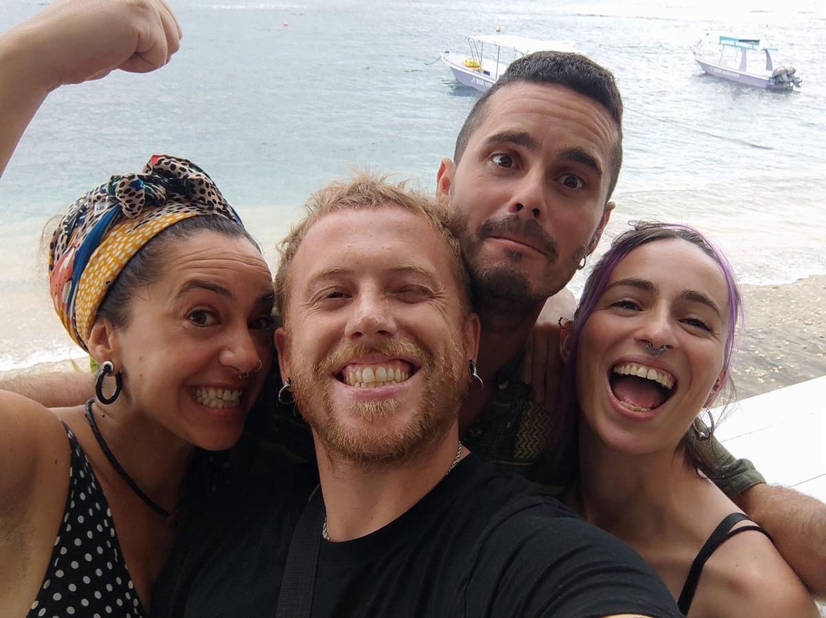 Foto de Adrián con su hermana Elena y algunos amigos