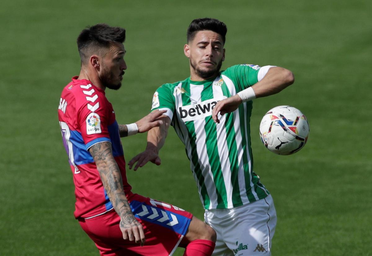 Josan disputa un balón con Álex Moreno en un Betis-Elche