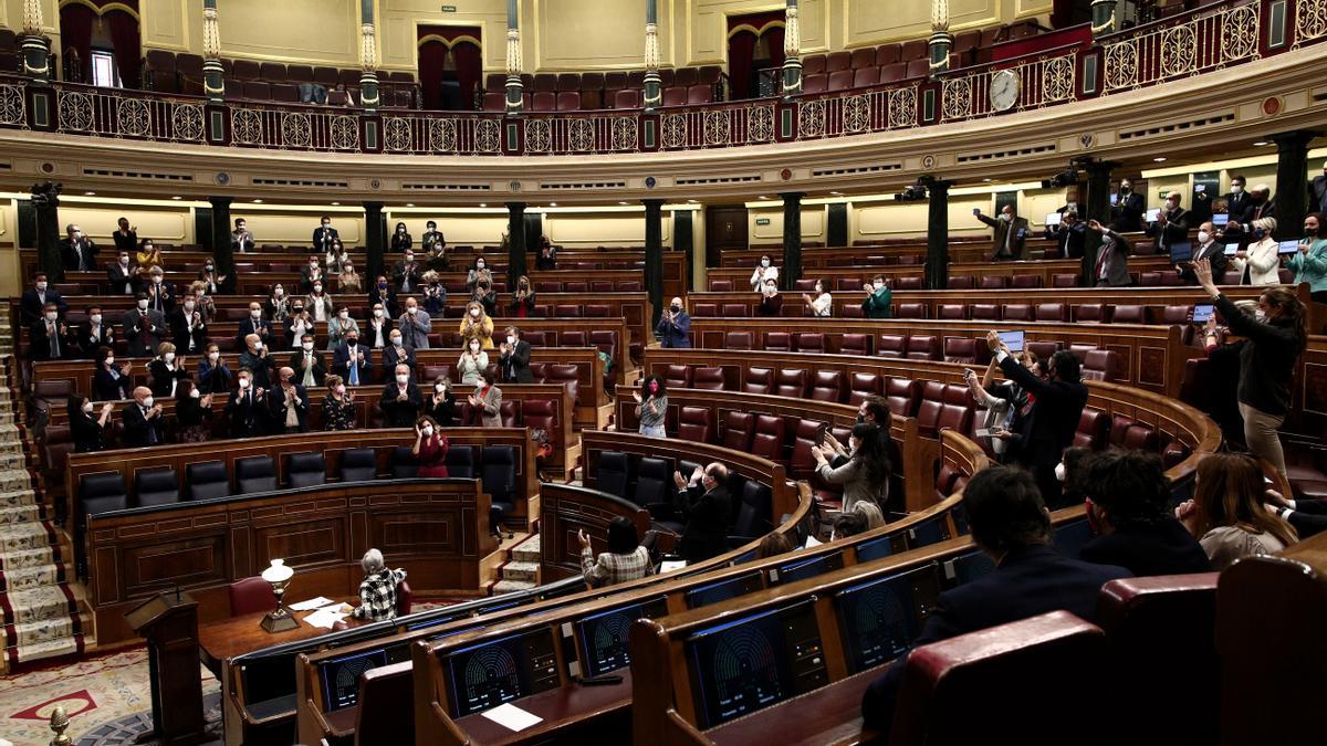 Miembros del hemiciclo aplauden durante una sesión plenaria en el Congreso.t