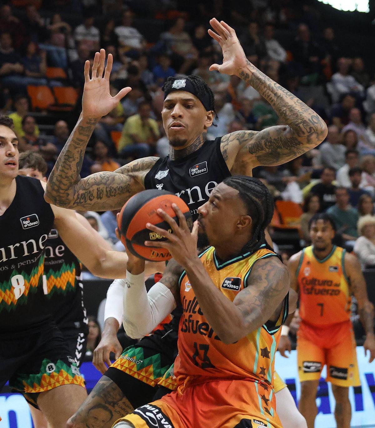 Acción ofensiva de Evans en el partido entre el Valencia Basket y el Surne Bilbao Basket