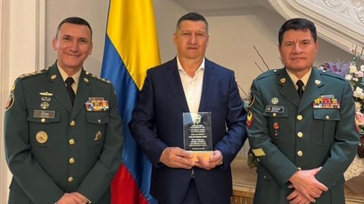 Pedro Nel recogiendo el Galardón de la mano de los cónsules de Colombia en Madrid