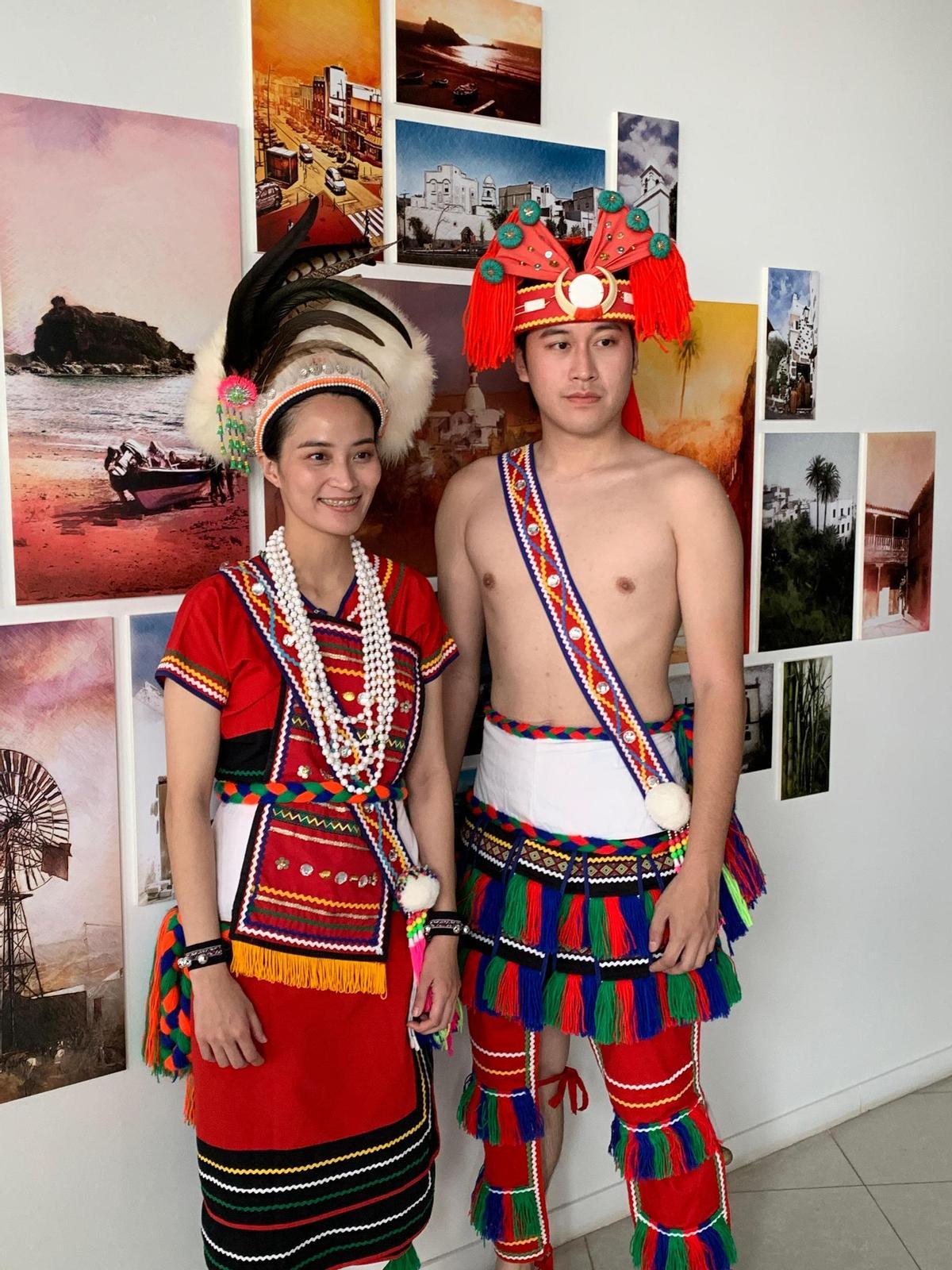 Iwal y su compañero visten la ropa tradicional de la tribu Amis.