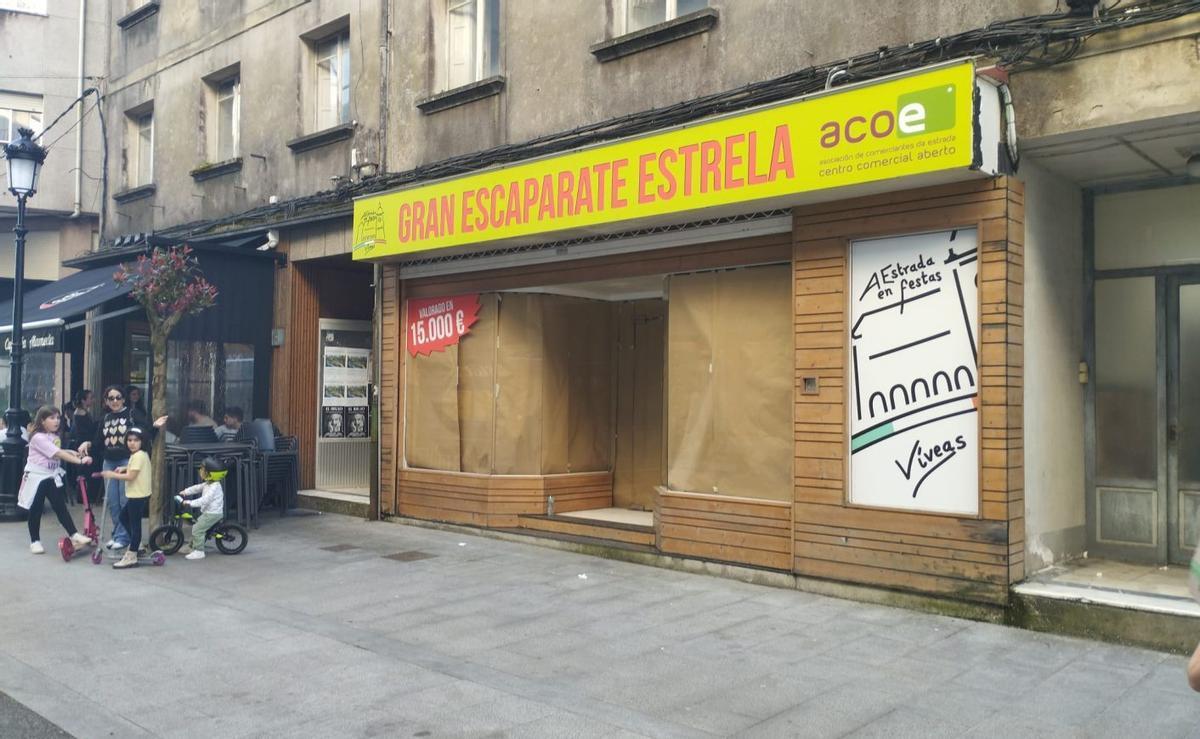 El escaparate ubicado en la calle Justo Martínez se destapará hoy. | L.D.