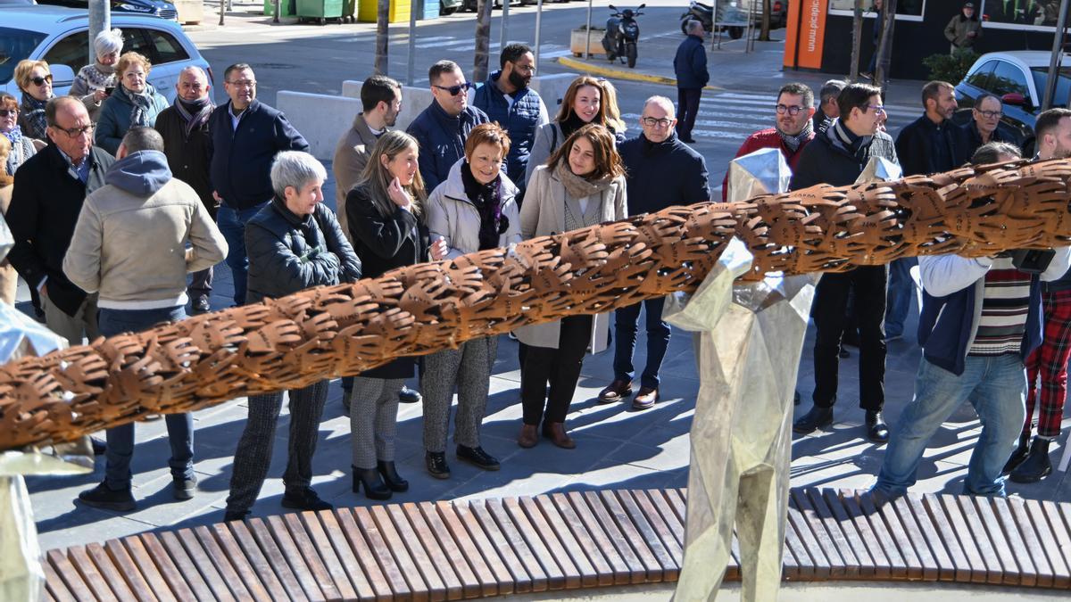 La rectora Mestre, entre la alcaldesa Balaguer y la vicealcaldesa Morell, ayer ante la escultura «l’Espiral de la Vida».