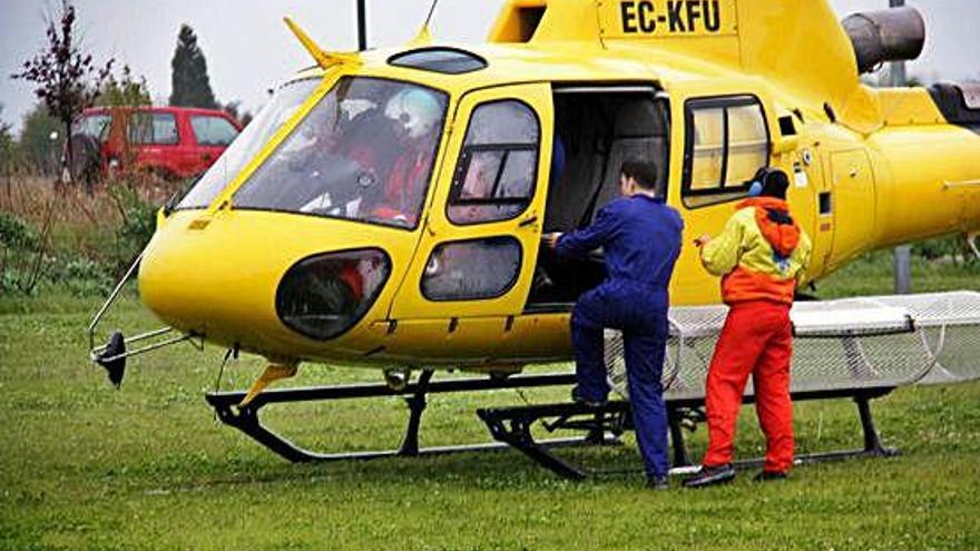 Uns alumnes del curs de tripulació per a sanitaris amb l&#039;helicòpter del SEM, aterrant a l&#039;hospital de la Cerdanya.