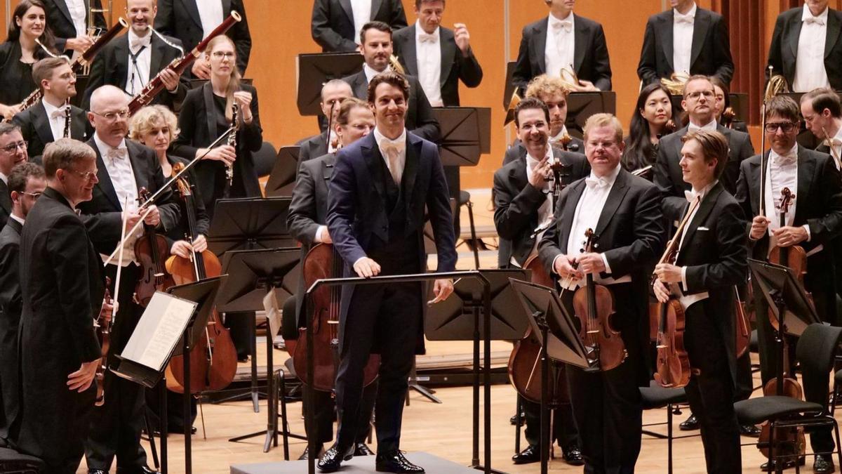 Los músicos de la Filarmónica de Viena, con su director, Lorenzo Viotti, al frente, saludan al público ovetense puestos en pie en el Auditorio.