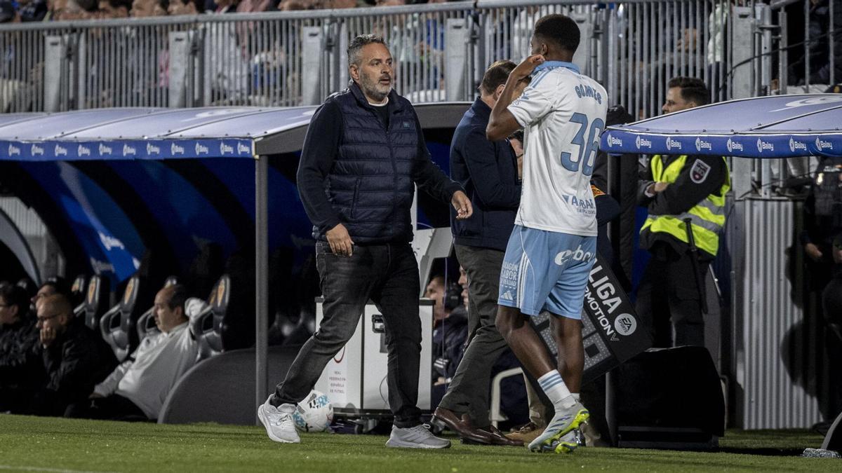 Gomes habla con David Navarro antes de saltar al terreno de juego en el choque contra el Sporting de Gijón.