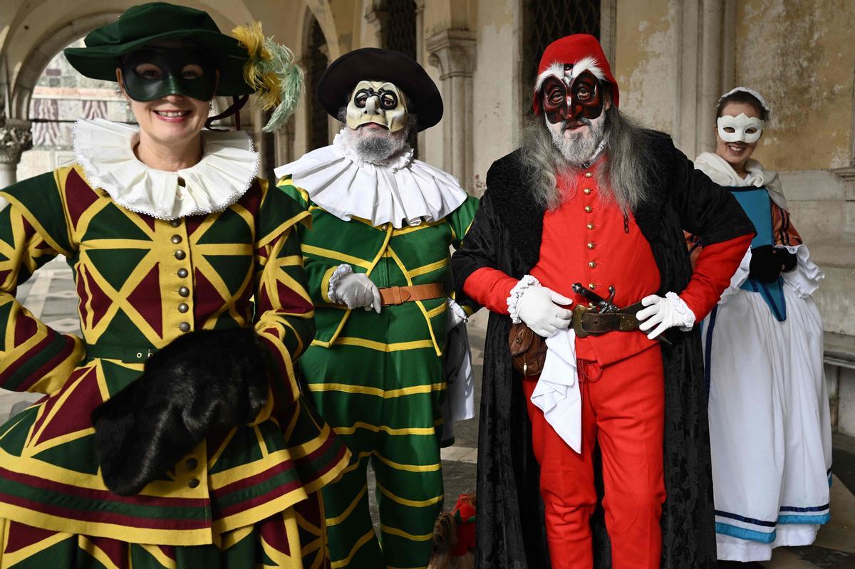 Trajes tradicionales desfilan durante el carnaval de Venecia