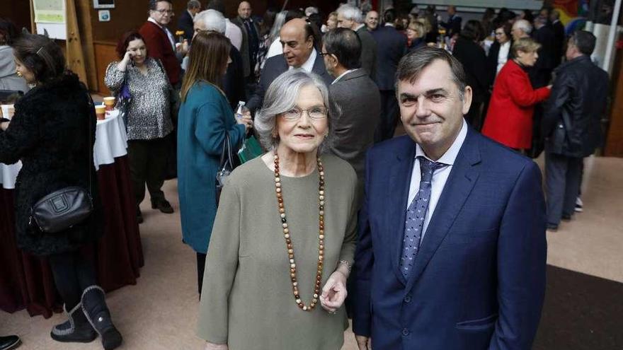 Los premiados, Nélida Gómez y Francisco J. Vizoso, ayer, en el Palacio de Congresos del recinto ferial.