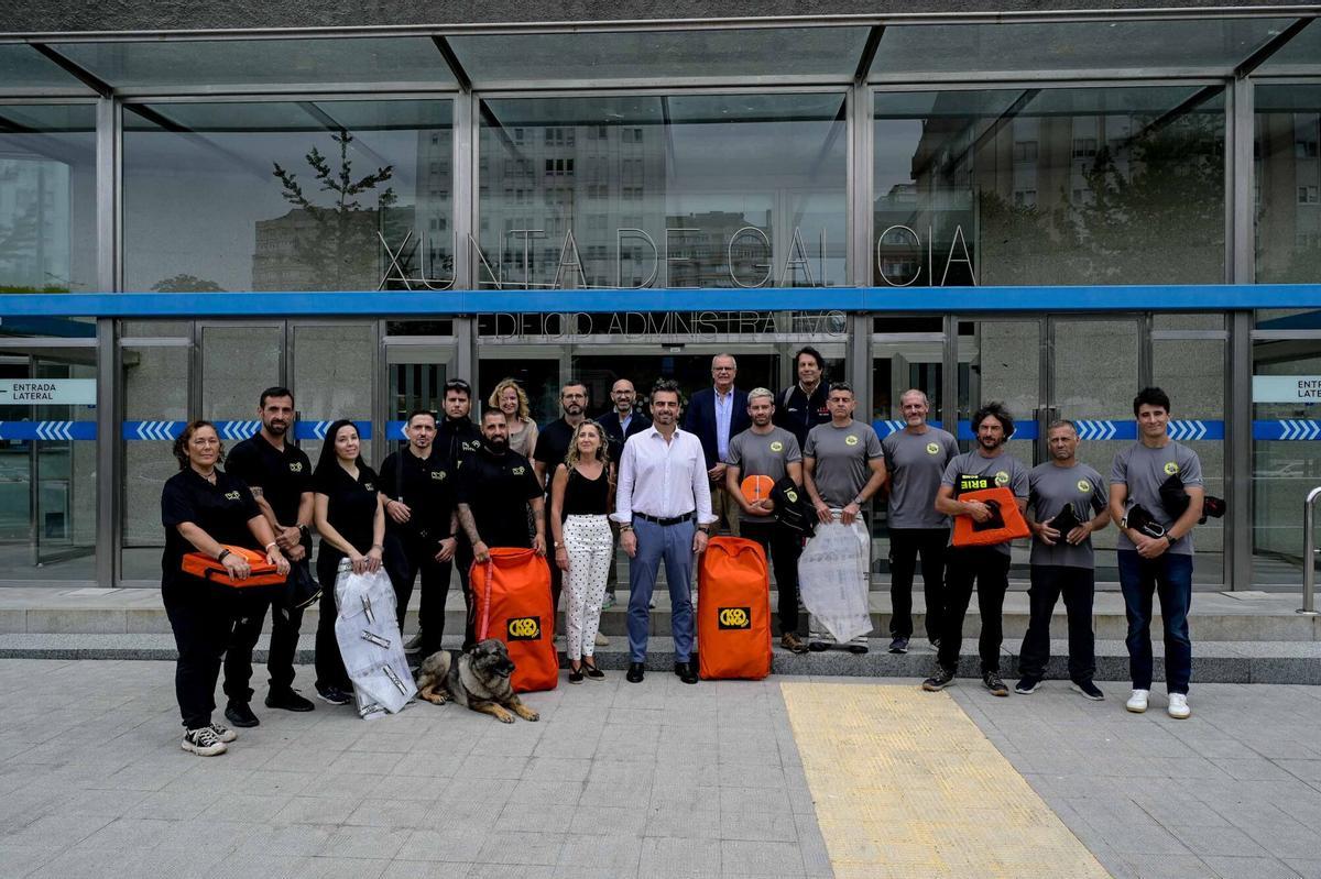 O conselleiro de Presidencia, Xustiza e Deportes, Diego Calvo, y la delegada territorial da Xunta en Ferrol, Martina Aneiros, junto a los integrantes da asociación Briegal