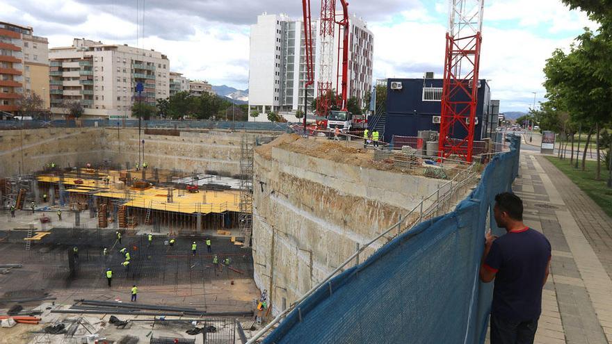 Un hombre observa la construcción de una promoción de viviendas en Málaga.