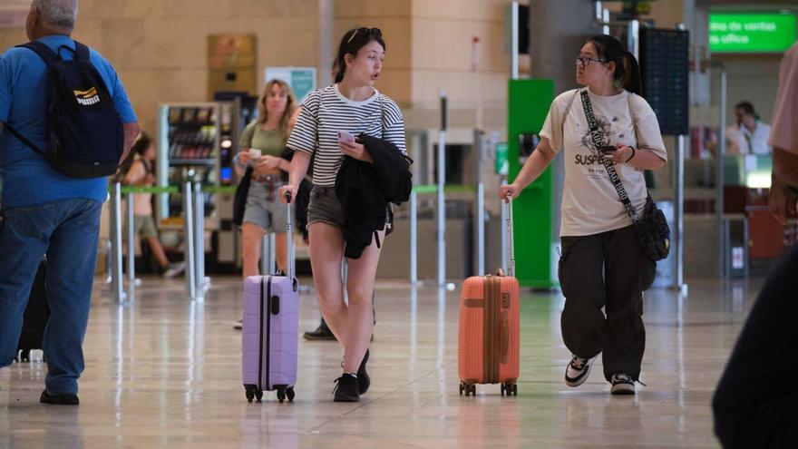 Dos pasajeras en el Aeropuerto Tenerife Norte-Ciudad de La Laguna. | | CARSTEN W. LAURITSEN