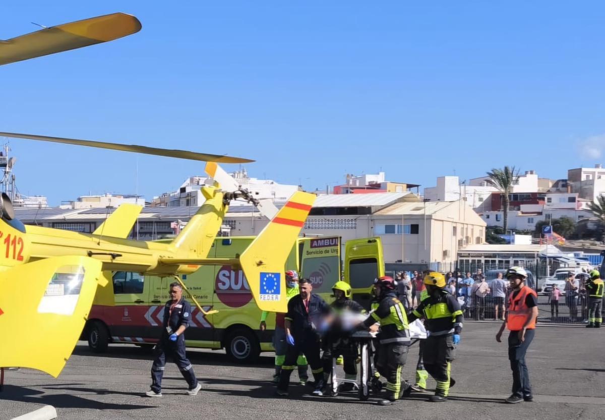 Traslado del turista al helicóptero que lo evacuaría al Insular, ayer, en Arguineguín