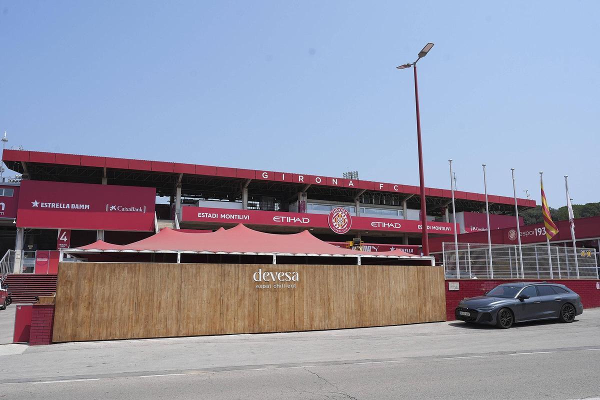 La façana de l'estadi també ha canviat i ja no hi ha fotografies de jugadors